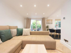 Pass the Keys Gorgeous 4 BR House Near Station mins to London